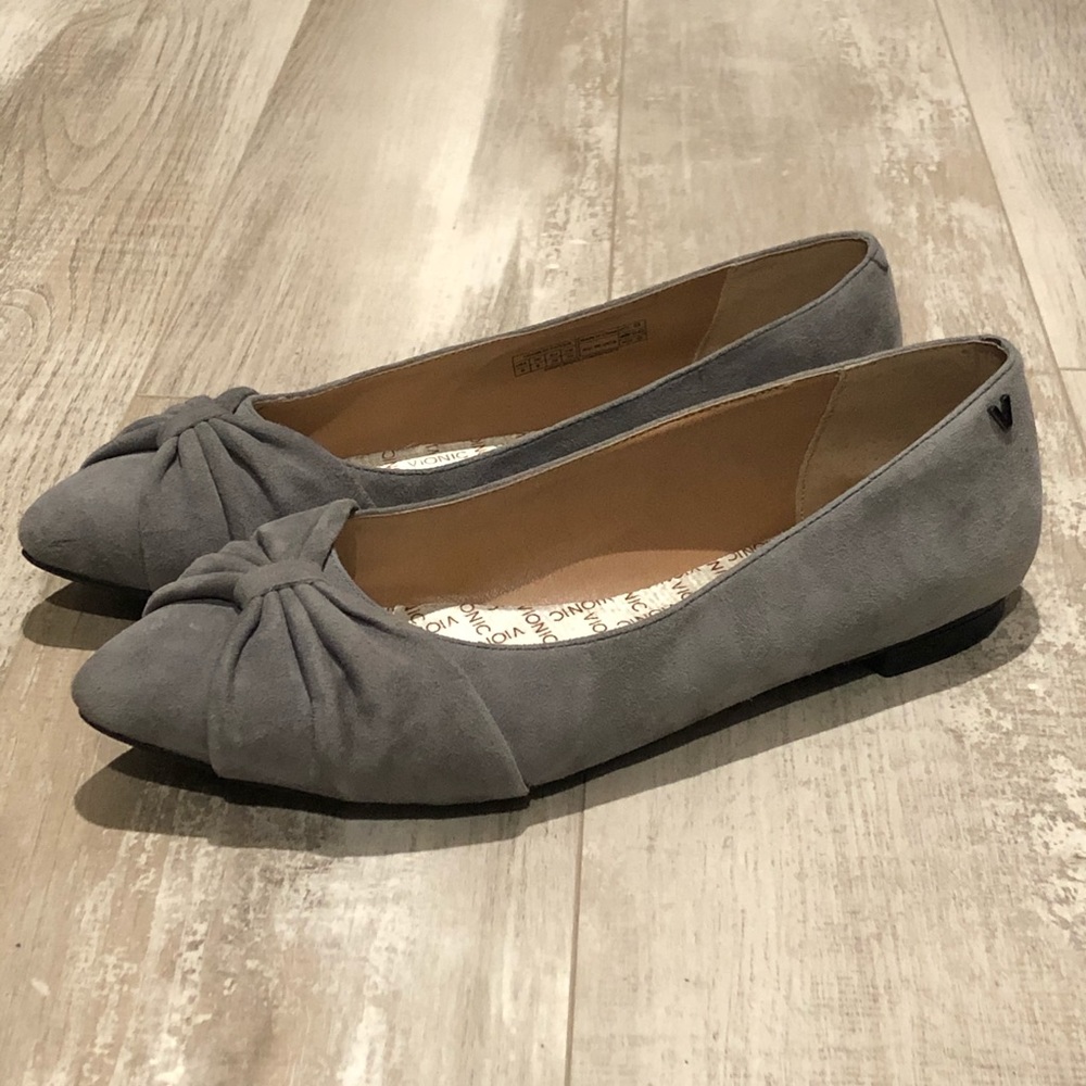 Vionic “Gramercy” Grey Suede w/bow Flats
